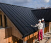 Fotografie: Muži měří šikmou střechu